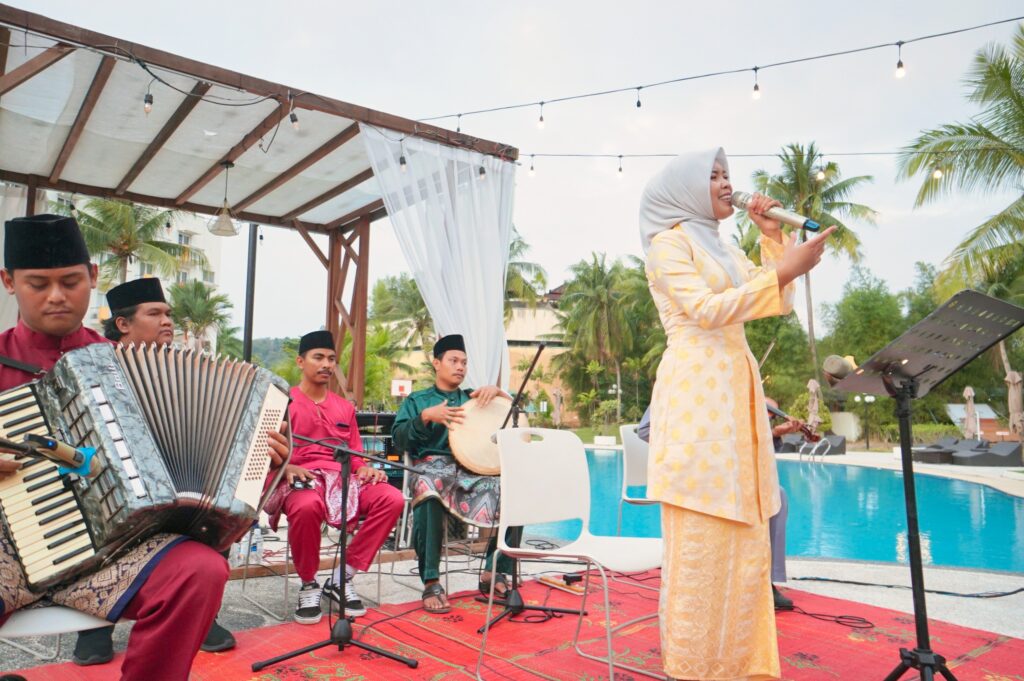 HARRIS Resort Waterfront Batam - Marina meluncurkan Paket Berbuka Puasa Kedai Desa Ramadan Jilid 2 dilengkapi musik khas Melayu,