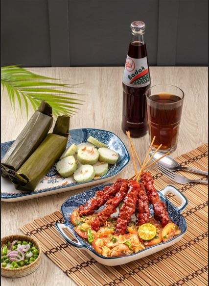 Nimati bersantap Sate Merah Van Demang yang tak hanya menyajikan makanan, tetapi menghadirkan pengalaman bersantap yang penuh nostalgia di Kota Batam. (Foto : Redaksi Bacakepri.com)