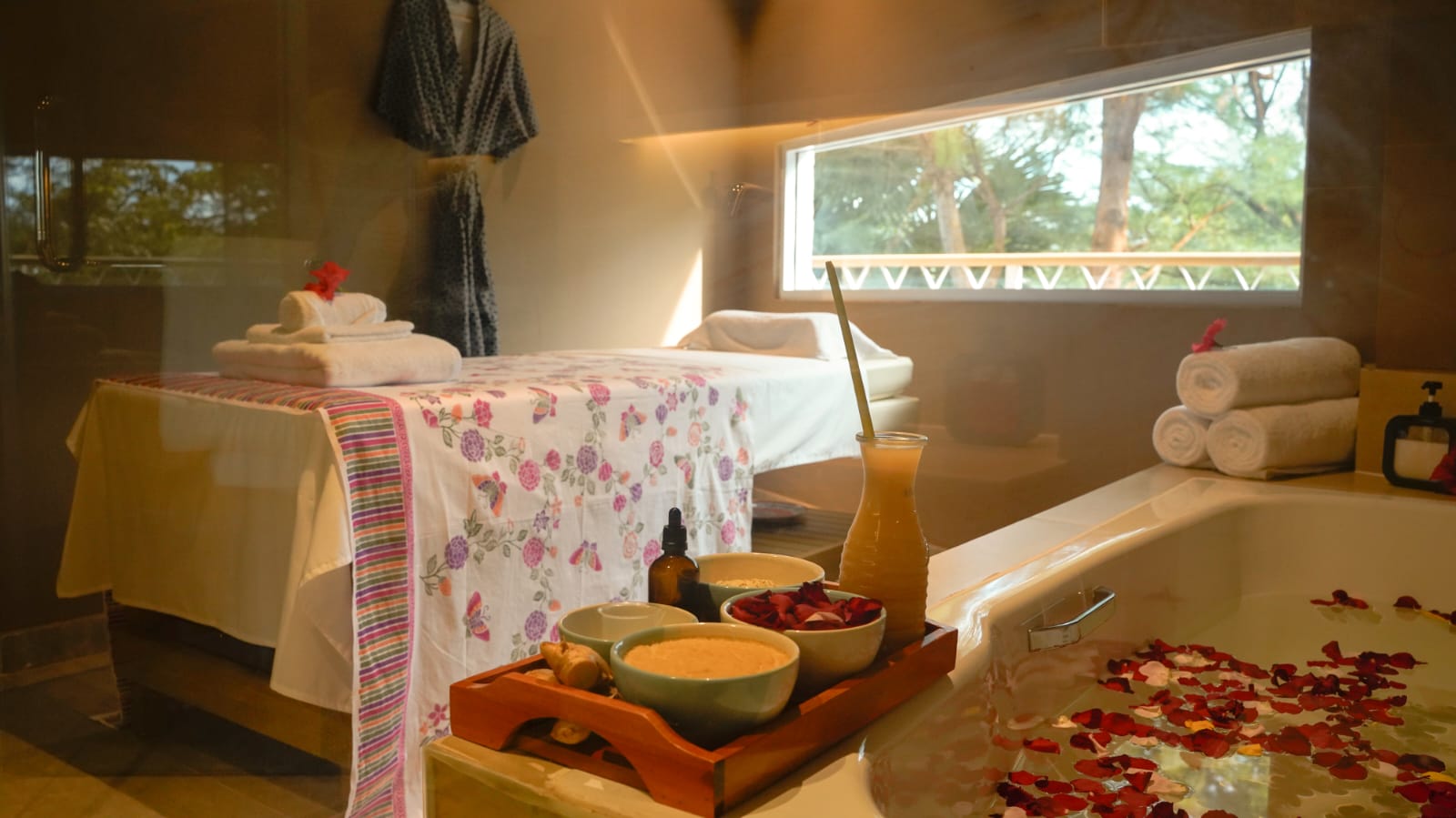 Aspa Spa menawarkan paket bundling spesial kamar dan spa 30 menit dengan harga mulai dari IDR 1.500.000 nett/malam untuk weekday dan IDR 1.800.000 nett/malam untuk weekend.